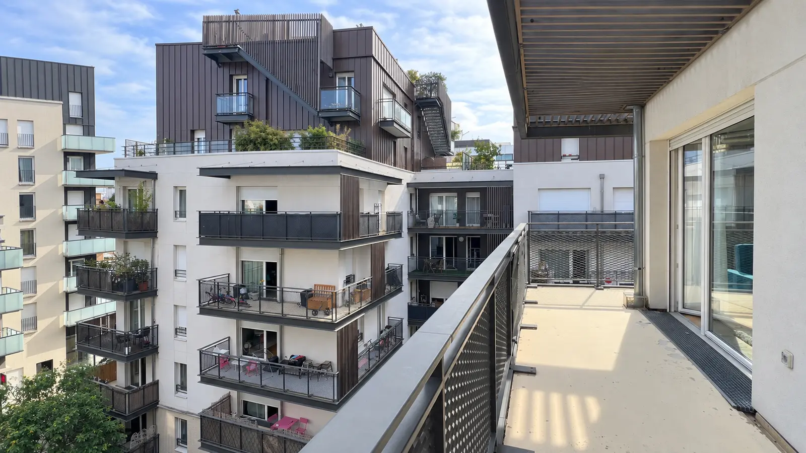 Long balcon d’environ 15 m² du T2 vendu loué à Vitry-sur-Seine