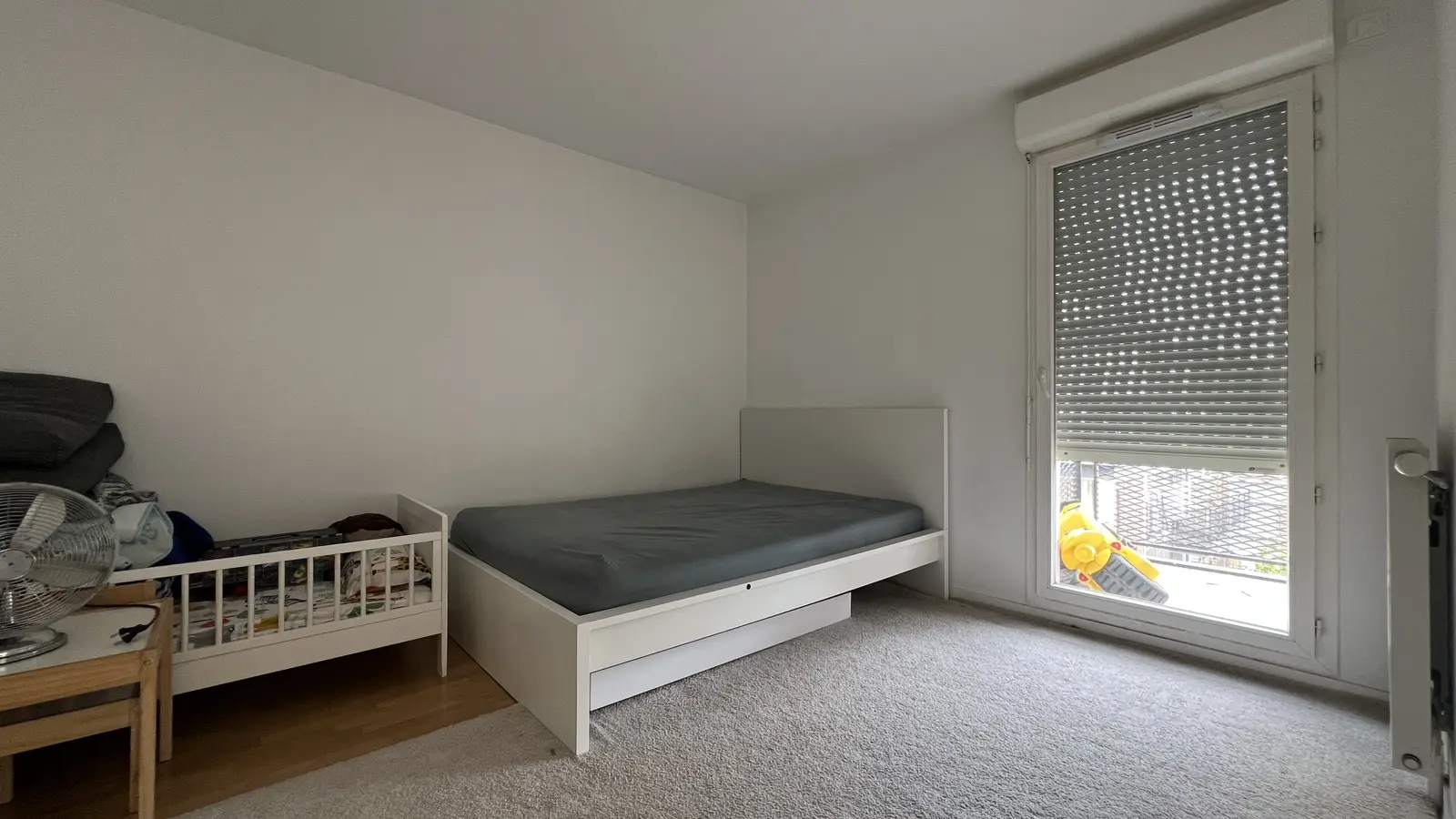 Chambre indépendante de 11,74 m² avec accès au balcon