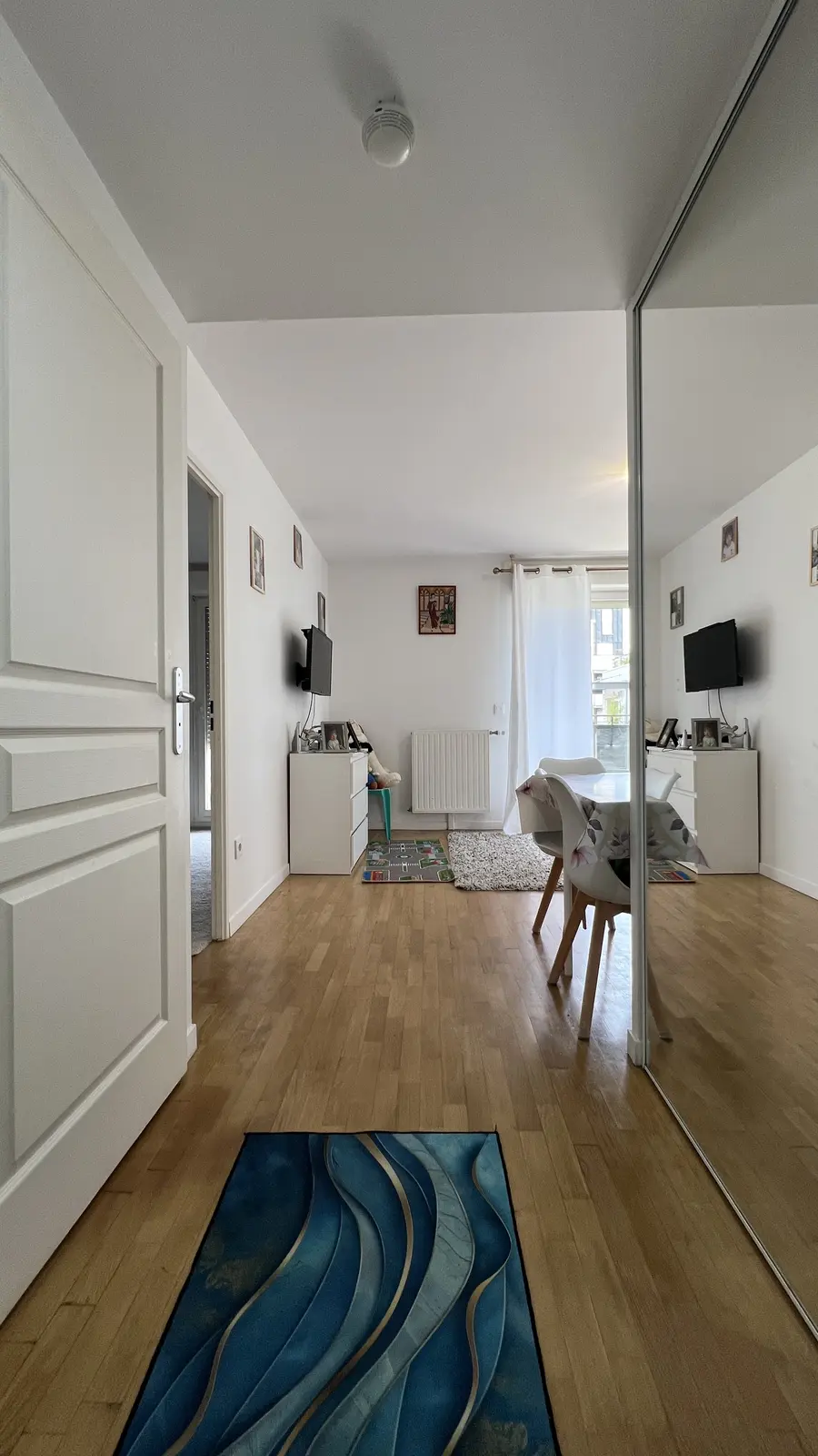 Entrée de l’appartement avec rangement et perspective vers le séjour