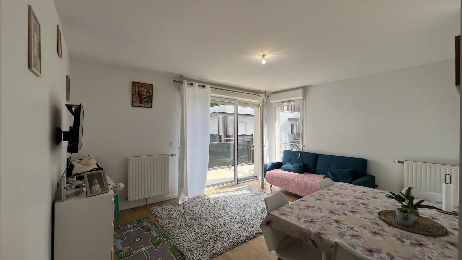 Pièce de vie du T2 avec accès au balcon