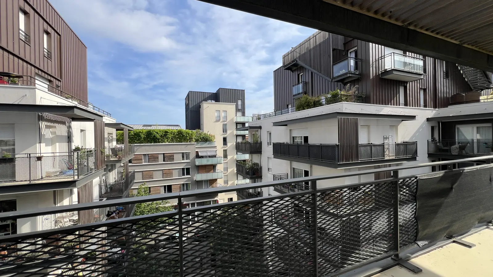 Vue depuis le balcon sur les bâtiments de la résidence