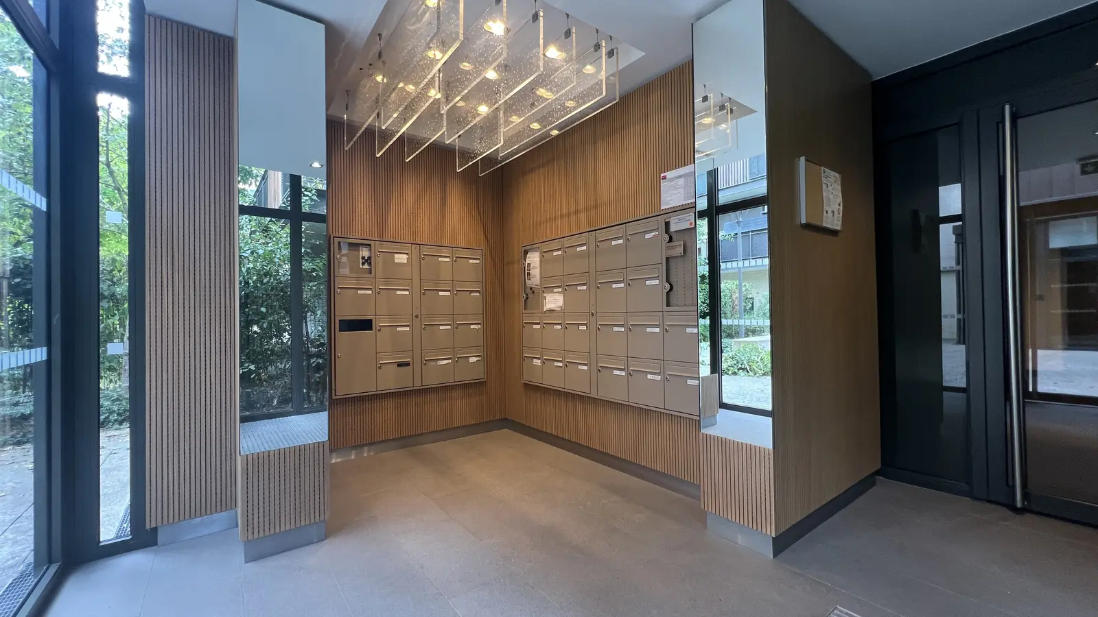 Hall contemporain et boîtes aux lettres de la résidence de 2017