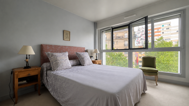 Première chambre avec grandes fenêtres