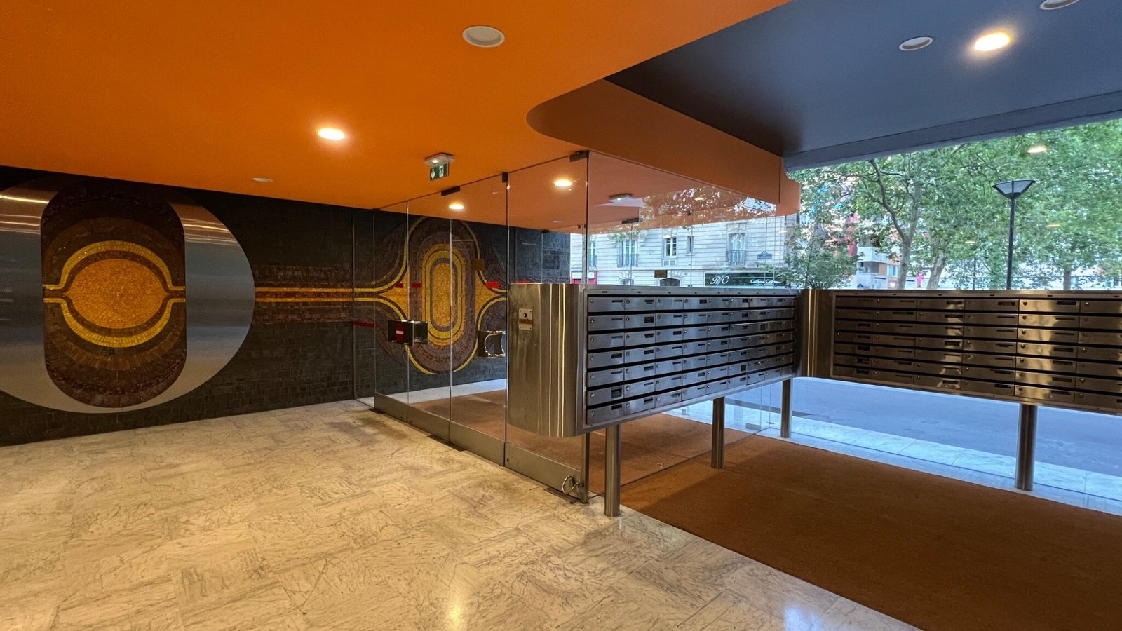 Vue générale du hall d'entrée avec son décor monumental en mosaïque, céramique et acier inoxydable
