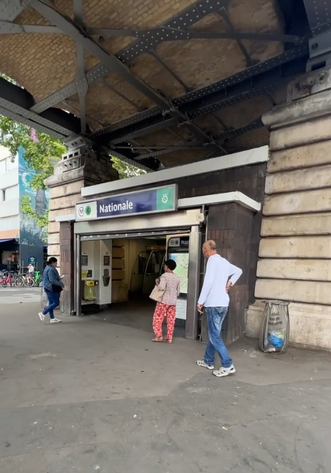 Entrée de la station Nationale, desservie par la ligne 6 du métro parisien