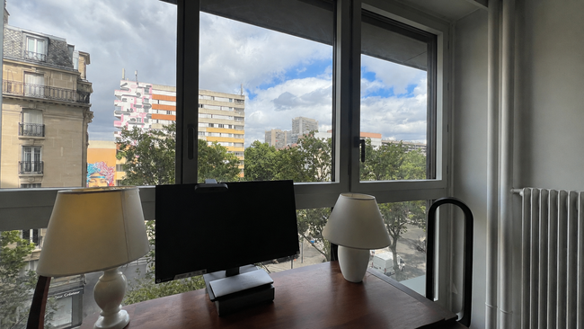Vue urbaine depuis une chambre de l'appartement
