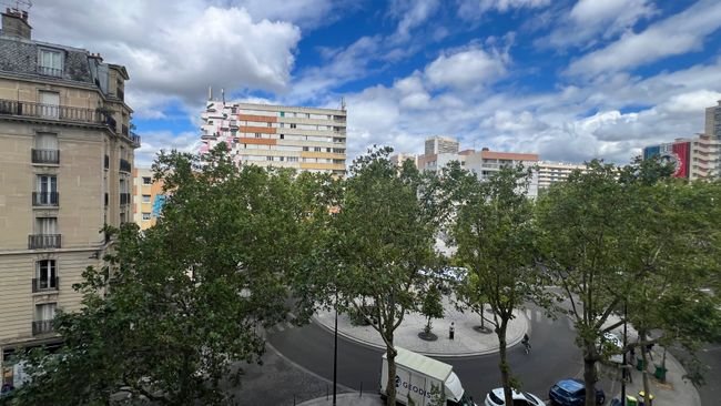 Vue dégagée et arborée depuis l'appartement sur la place Pinel