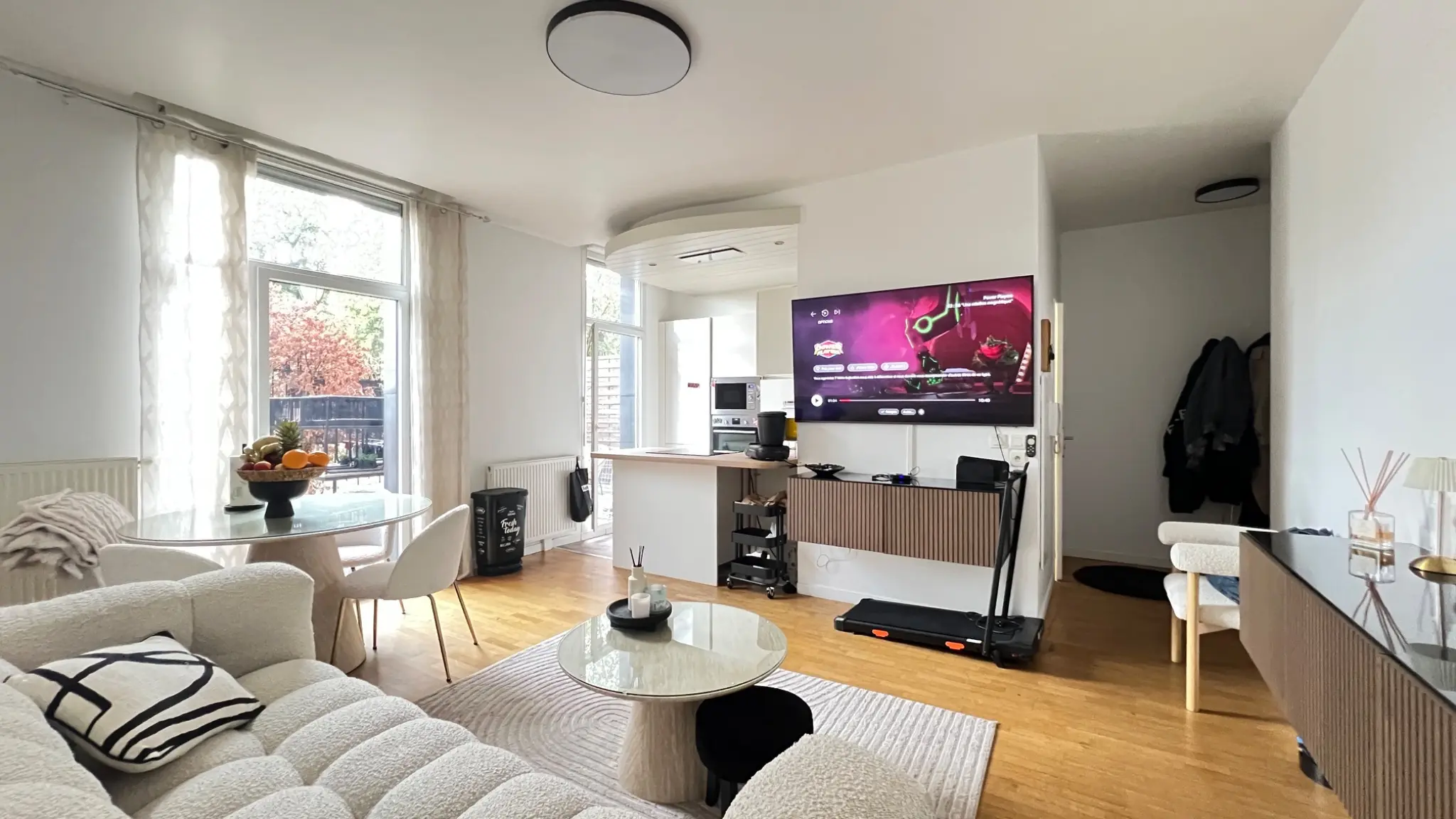 Salon et salle à manger lumineux avec accès vers la terrasse