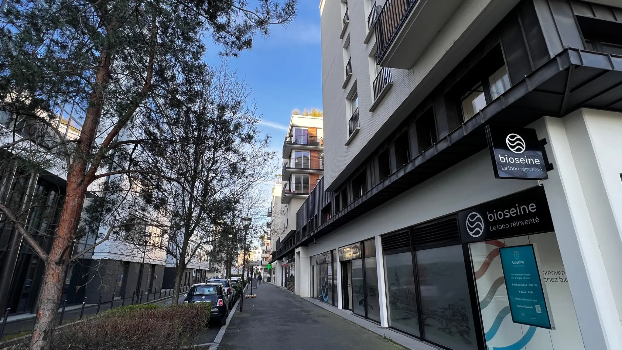 Commerces et laboratoire Bioseine au pied de la résidence dans le quartier du Port à l’Anglais