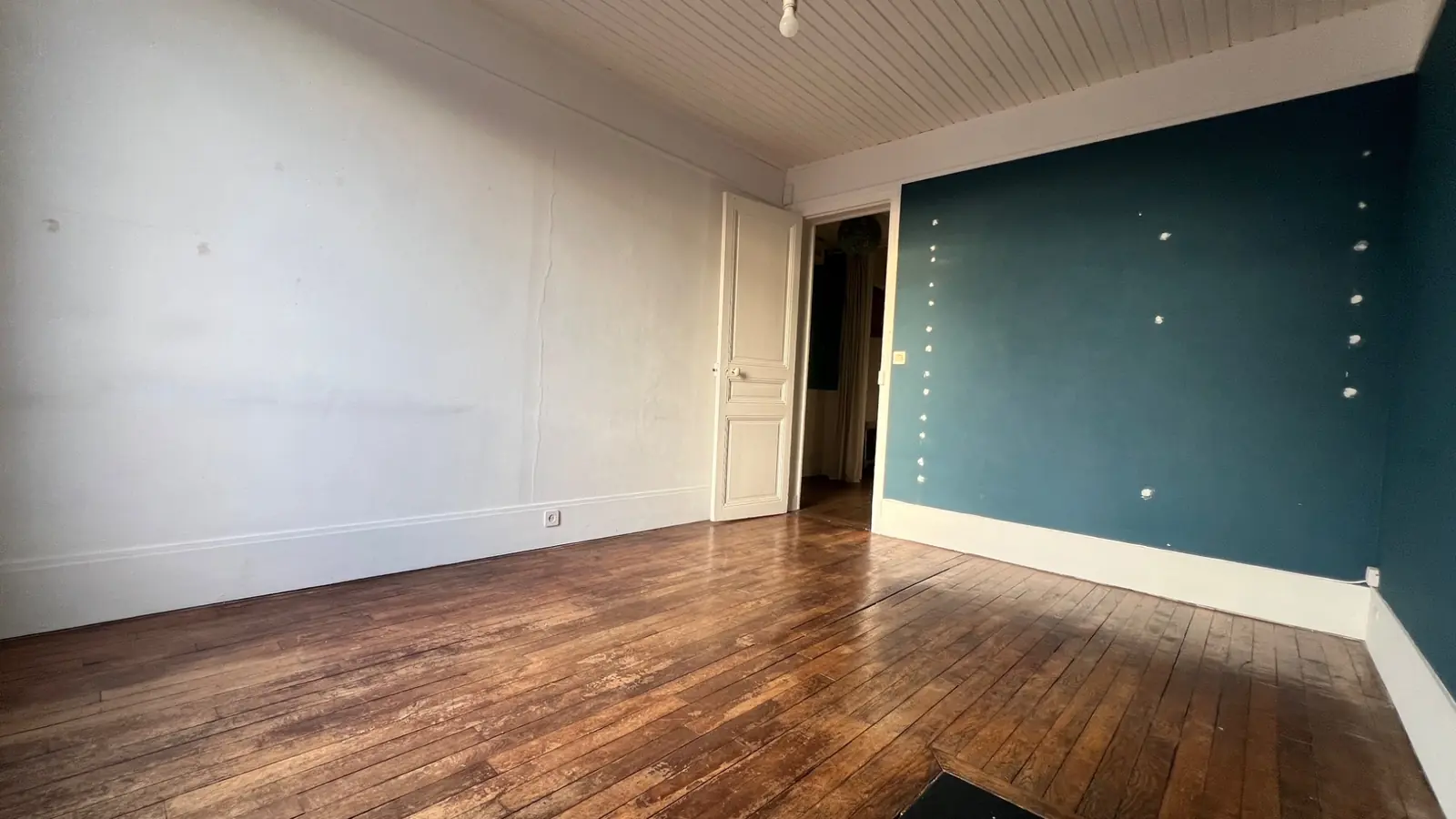 Première chambre avec parquet et mur bleu