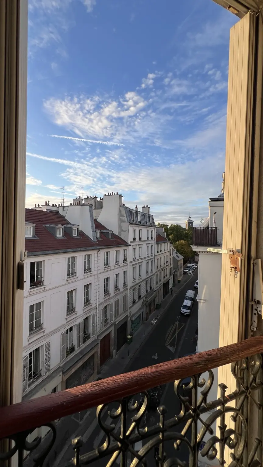 Vue verticale depuis une fenêtre sur les toits de Paris