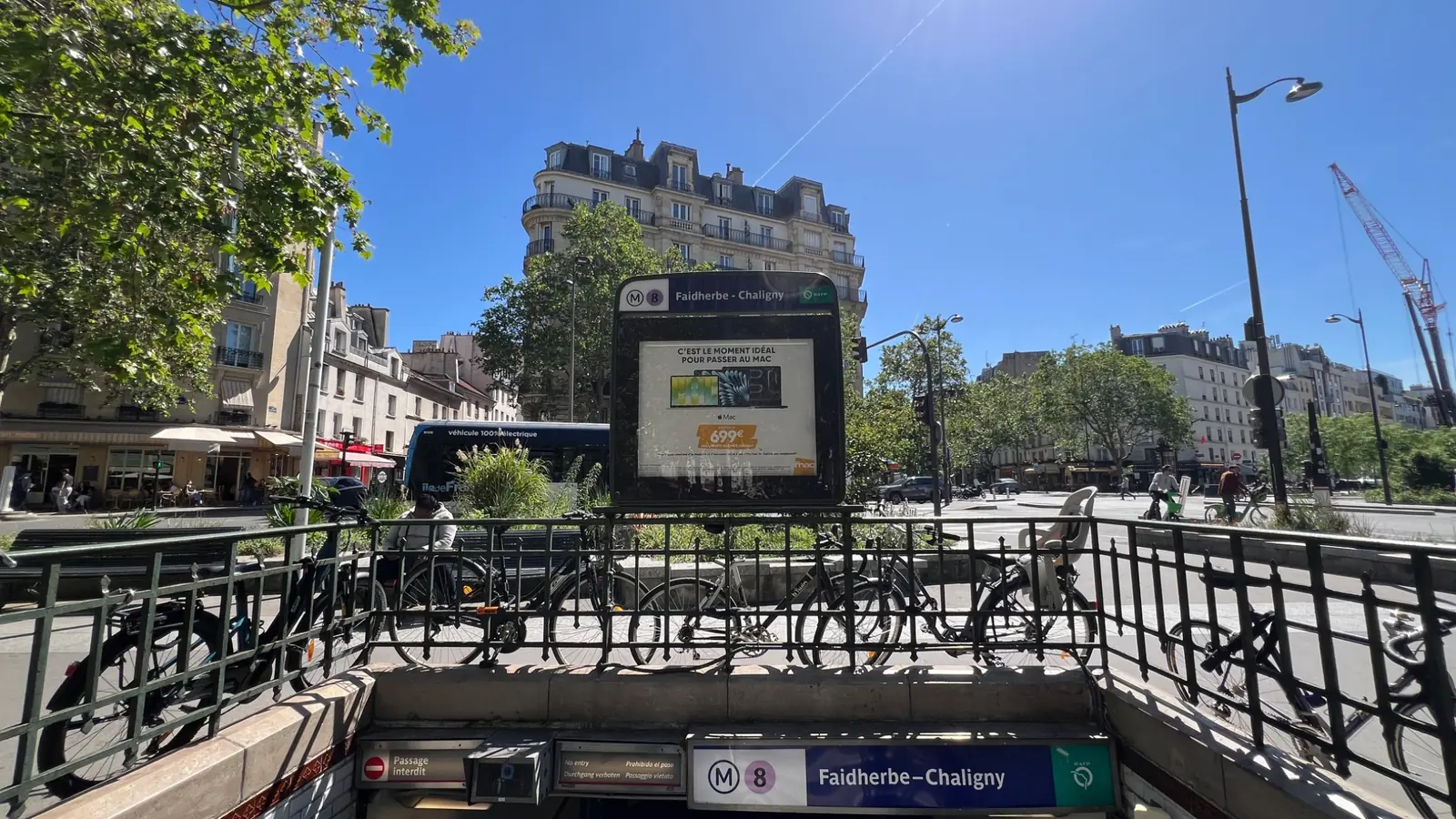 Accès au métro Faidherbe-Chaligny dans le 11e arrondissement de Paris