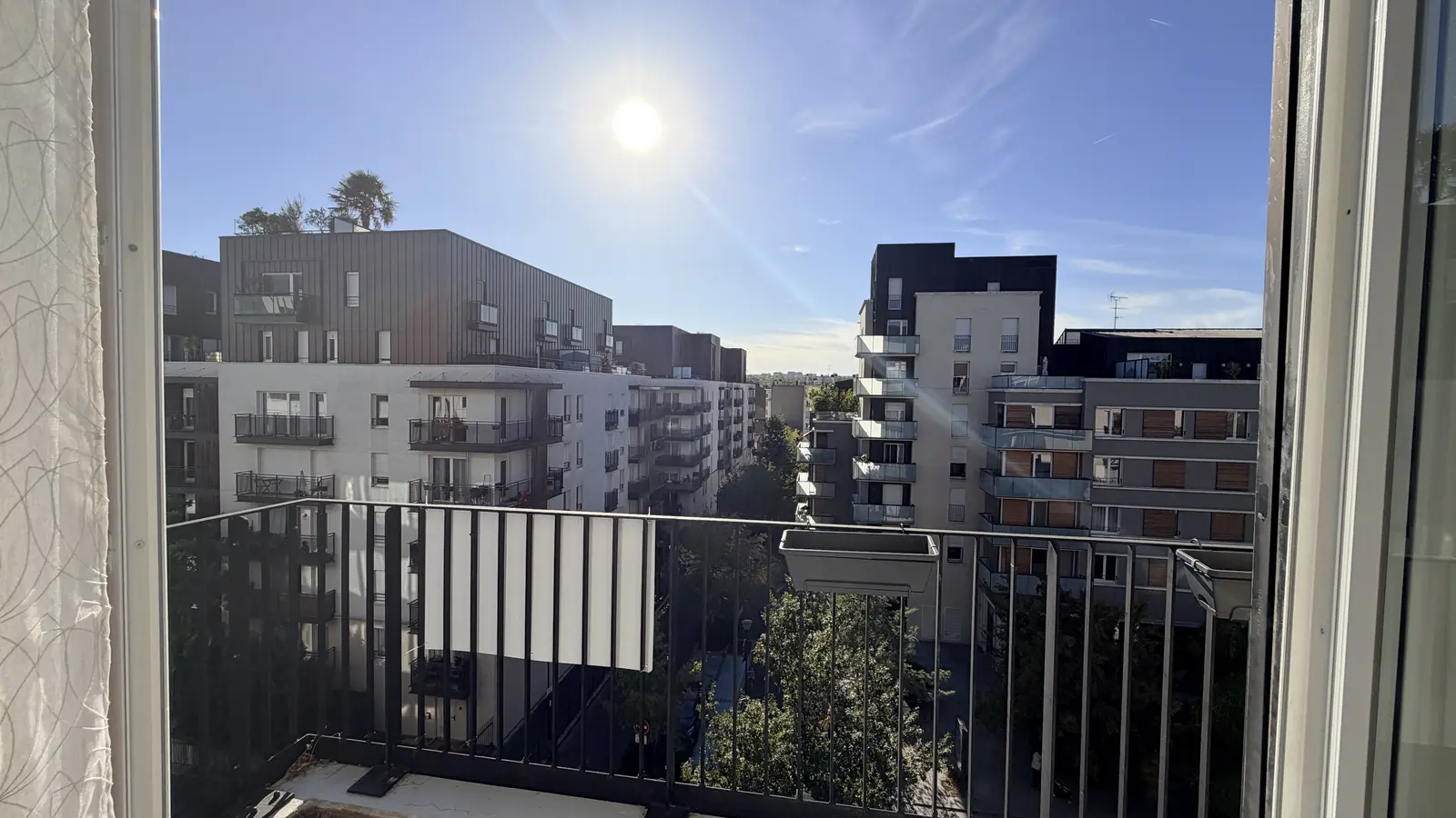 Vue dégagée et ensoleillée depuis le balcon au cinquième étage