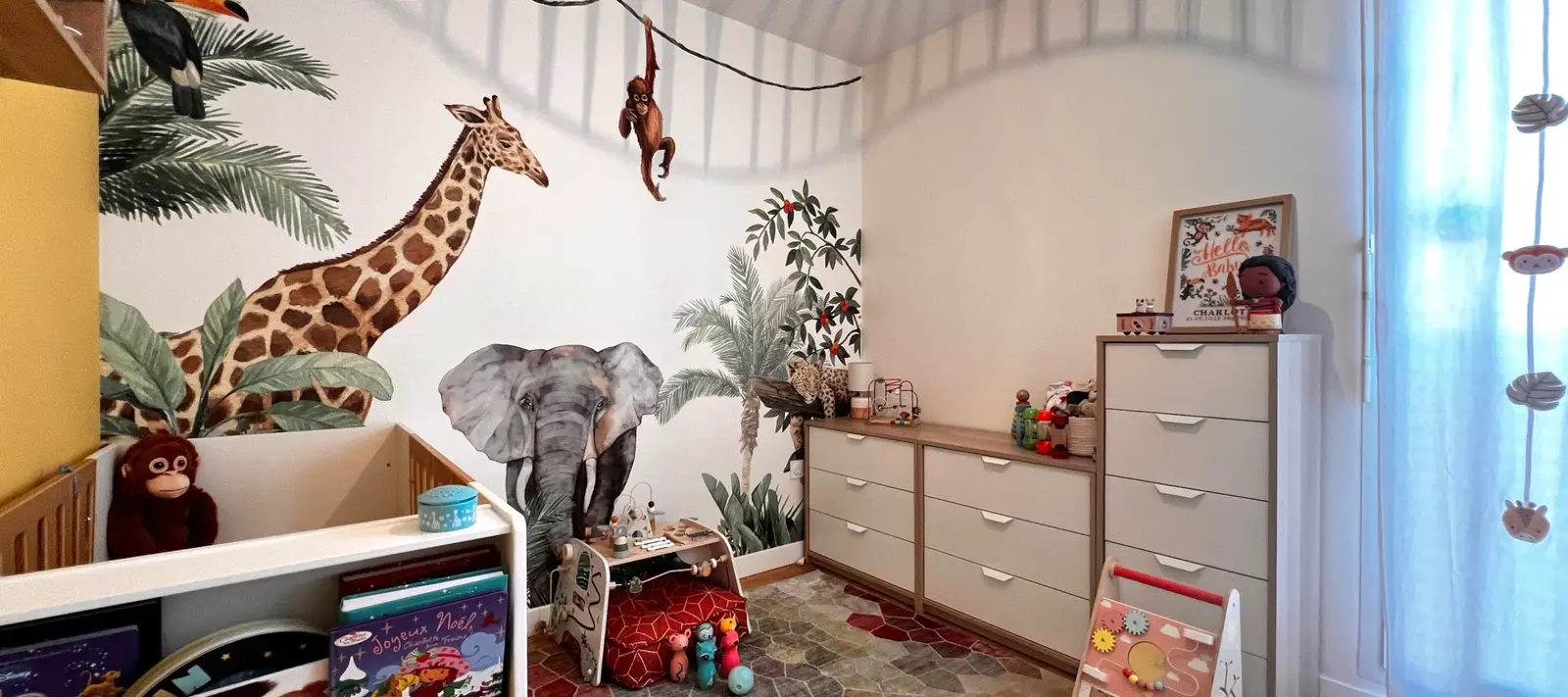 Chambre d’enfant lumineuse et aménagée
