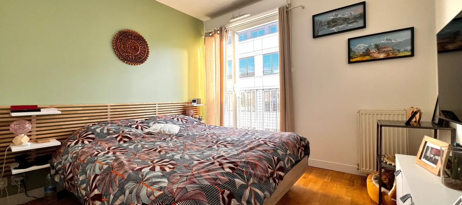 Chambre principale avec parquet et ouverture extérieure