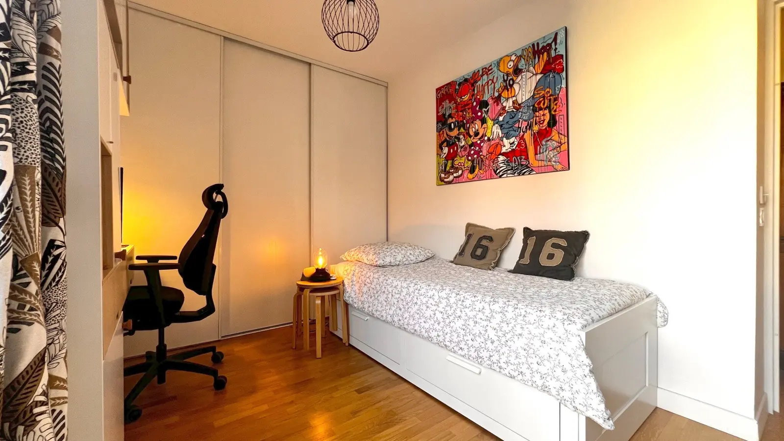Deuxième chambre avec lit, rangements intégrés et espace bureau