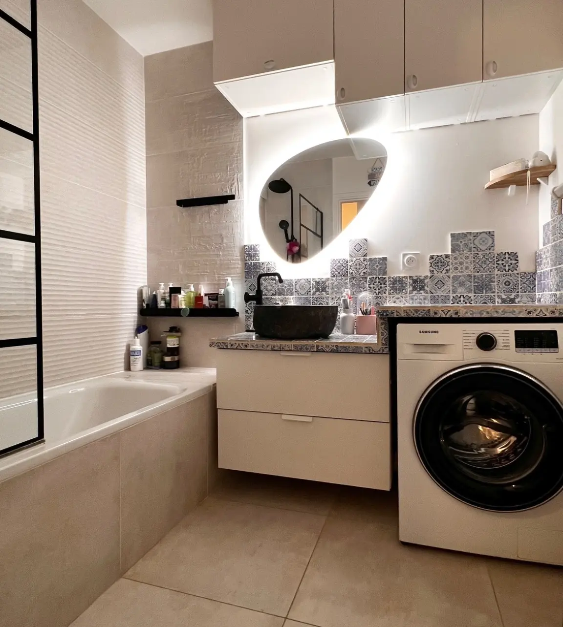 Salle de bains rénovée avec baignoire et emplacement lave-linge