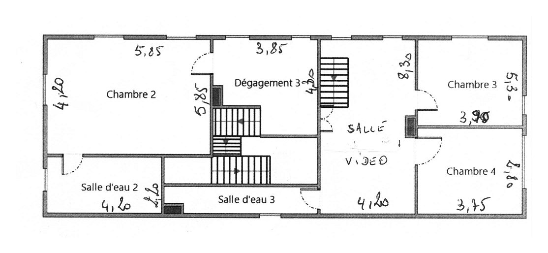Plan coté du premier étage avec trois chambres, deux salles d’eau et salle vidéo