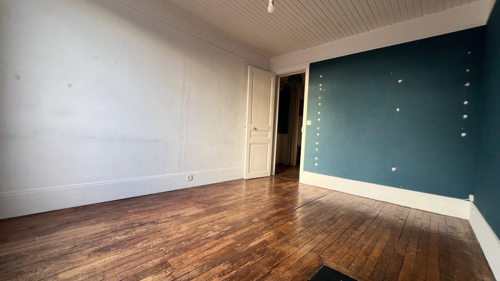 Première chambre avec parquet et mur bleu