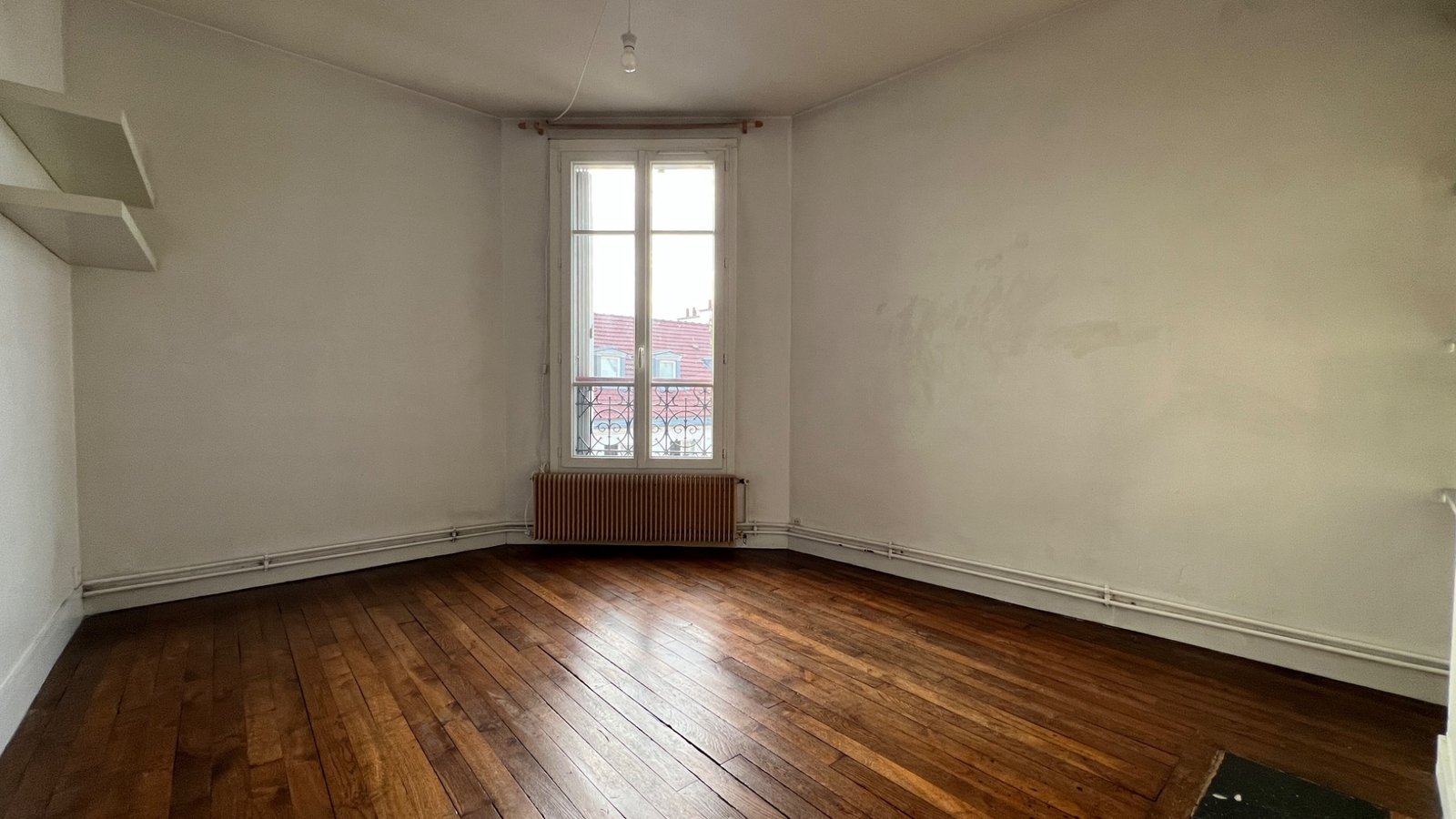 Deuxième chambre lumineuse avec parquet