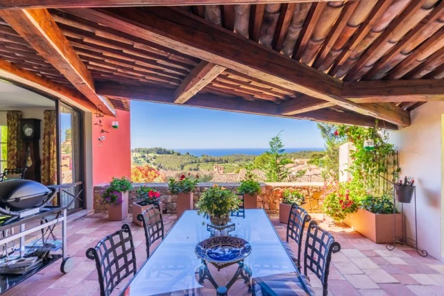 Terrasse couverte et panorama sur les vignes et la mer