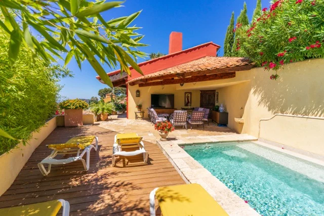Piscine privée bordée de végétation et terrasse