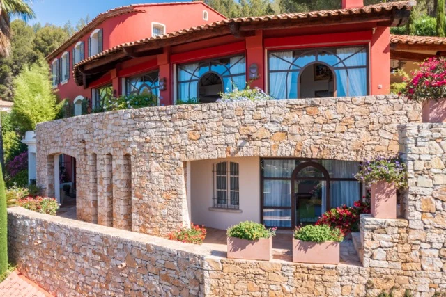 Architecture de la maison, façades de pierre et terrasses superposées