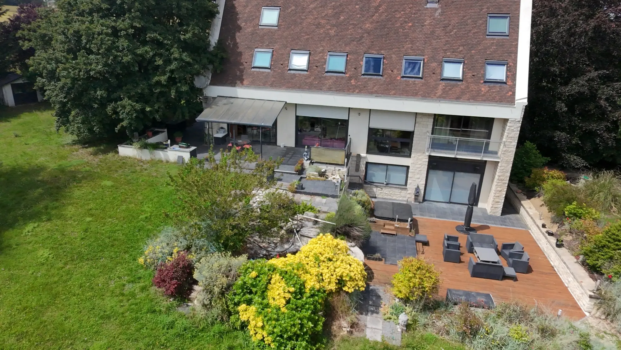 Vue aérienne de la maison, des terrasses et du jardin