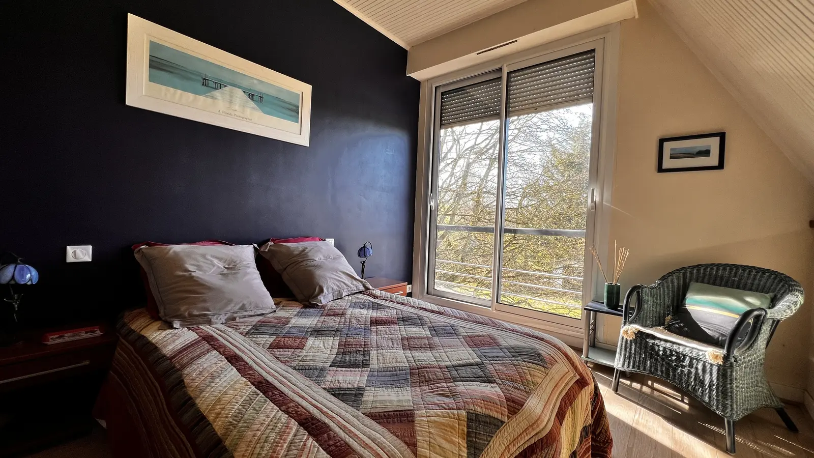 Chambre avec vue sur les arbres depuis le balcon