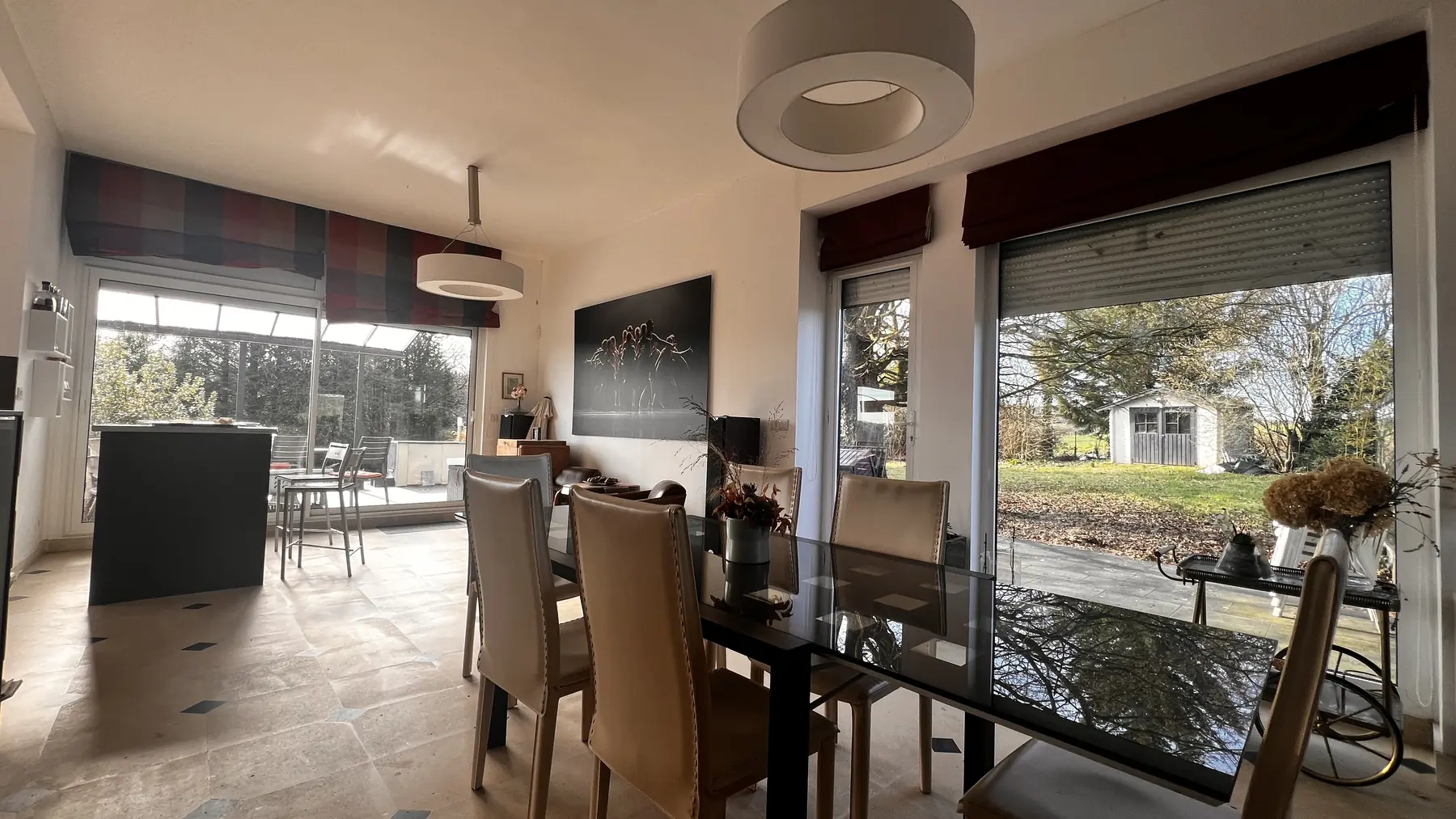 Salle à manger ouverte sur le jardin