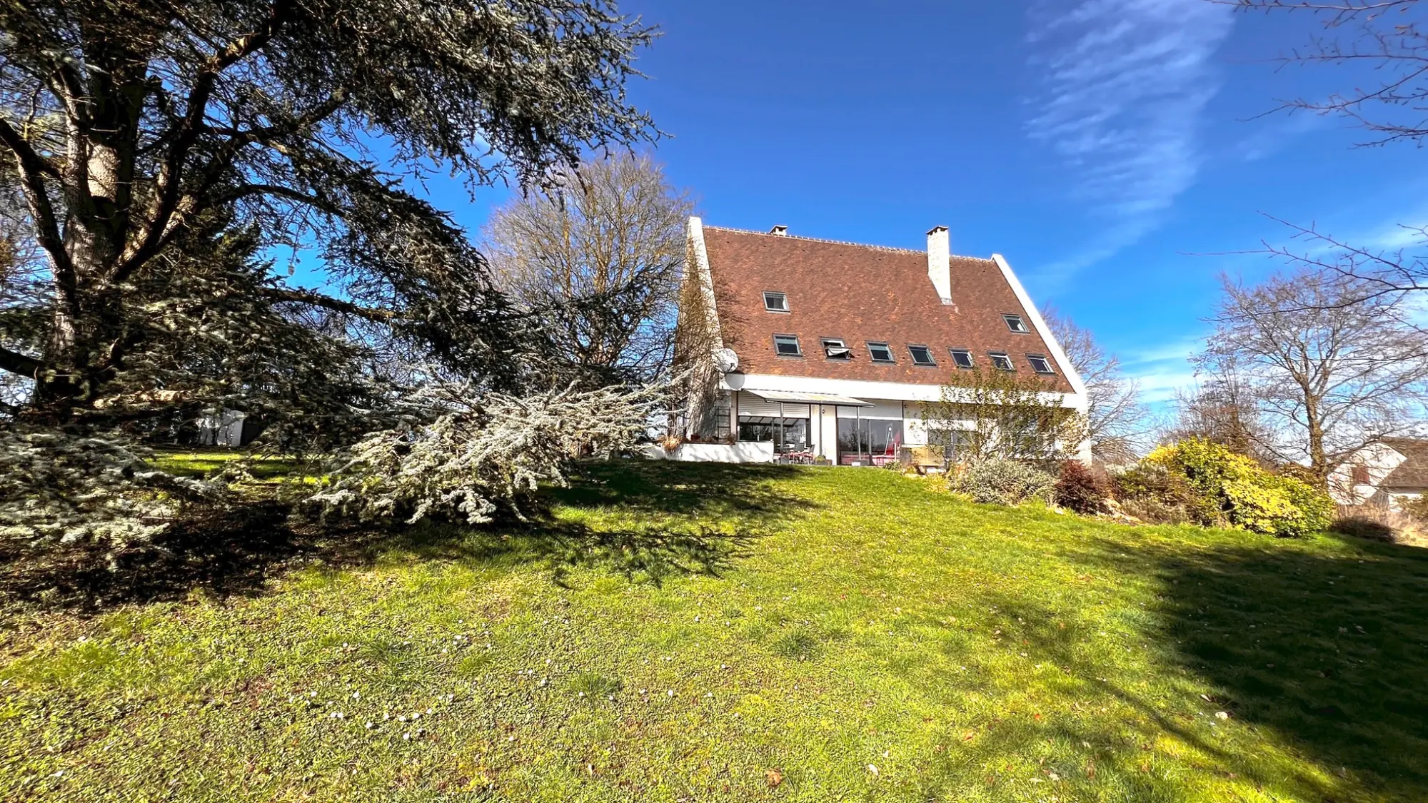 La maison vue depuis le grand jardin
