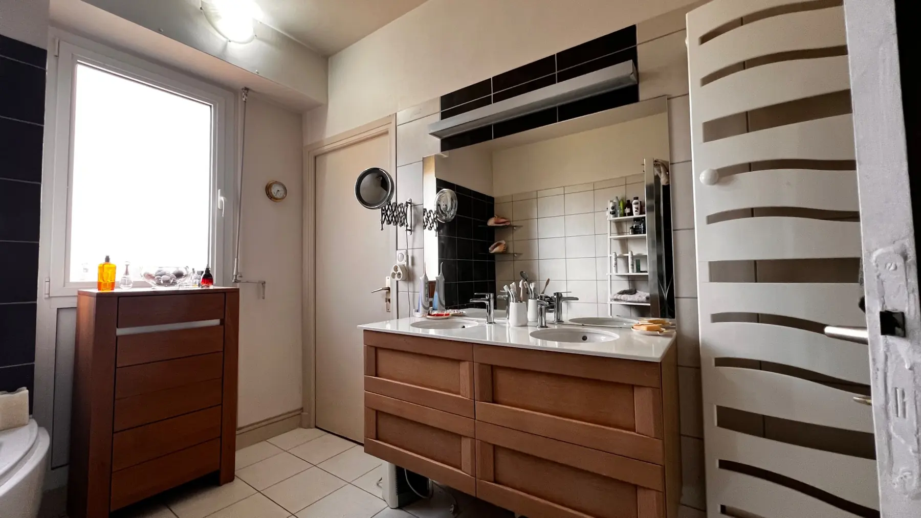 Salle de bains avec double vasque