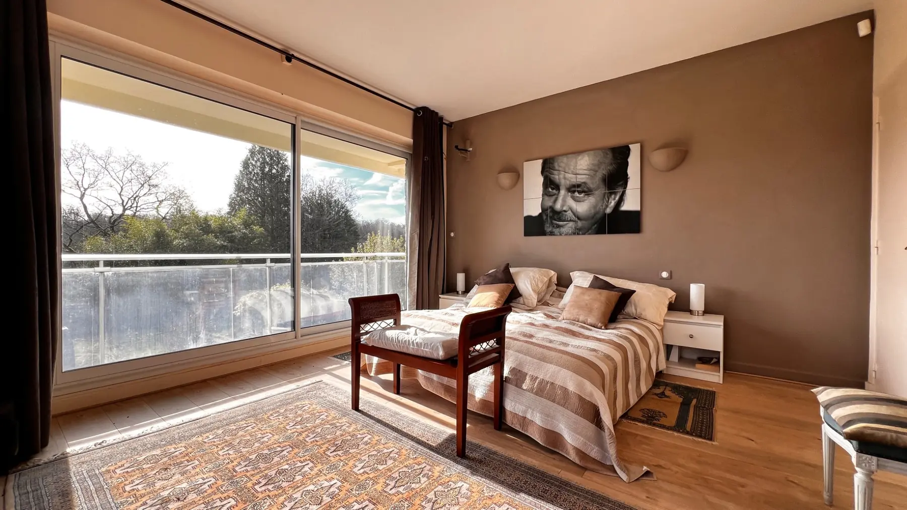 Grande suite parentale ouverte sur le balcon et le jardin