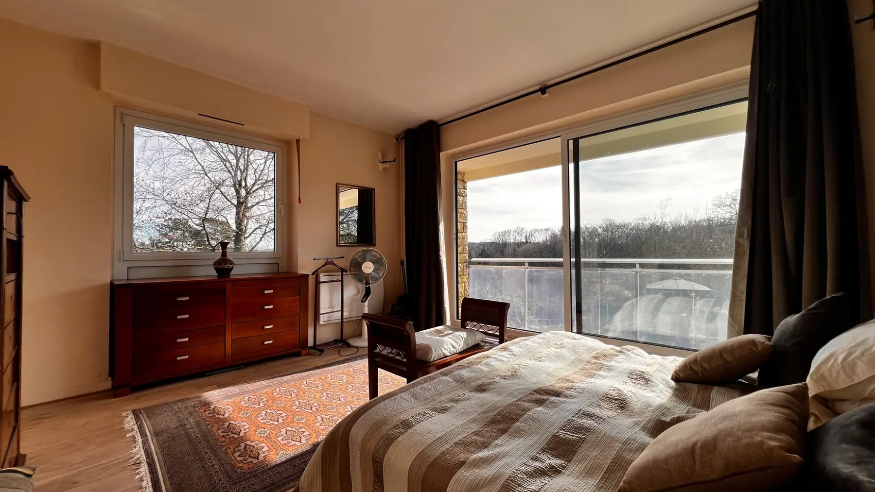 Suite parentale ouverte sur un balcon et la vue