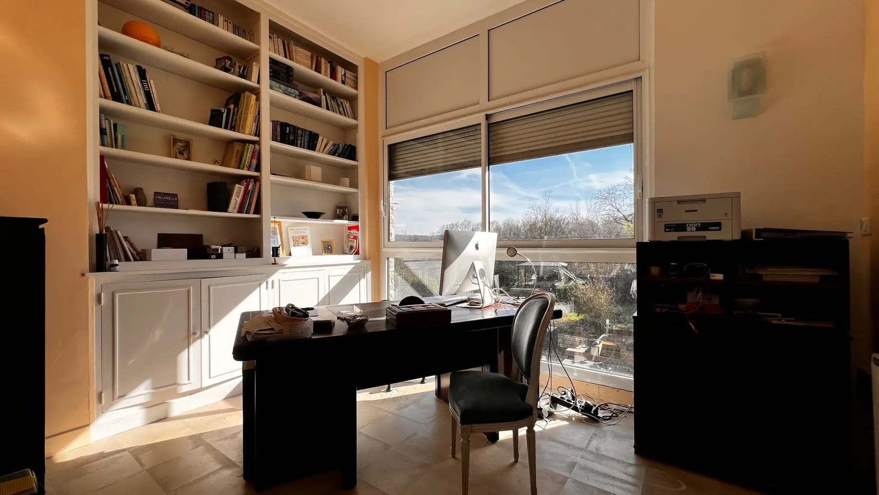 Bureau avec bibliothèque et vue panoramique