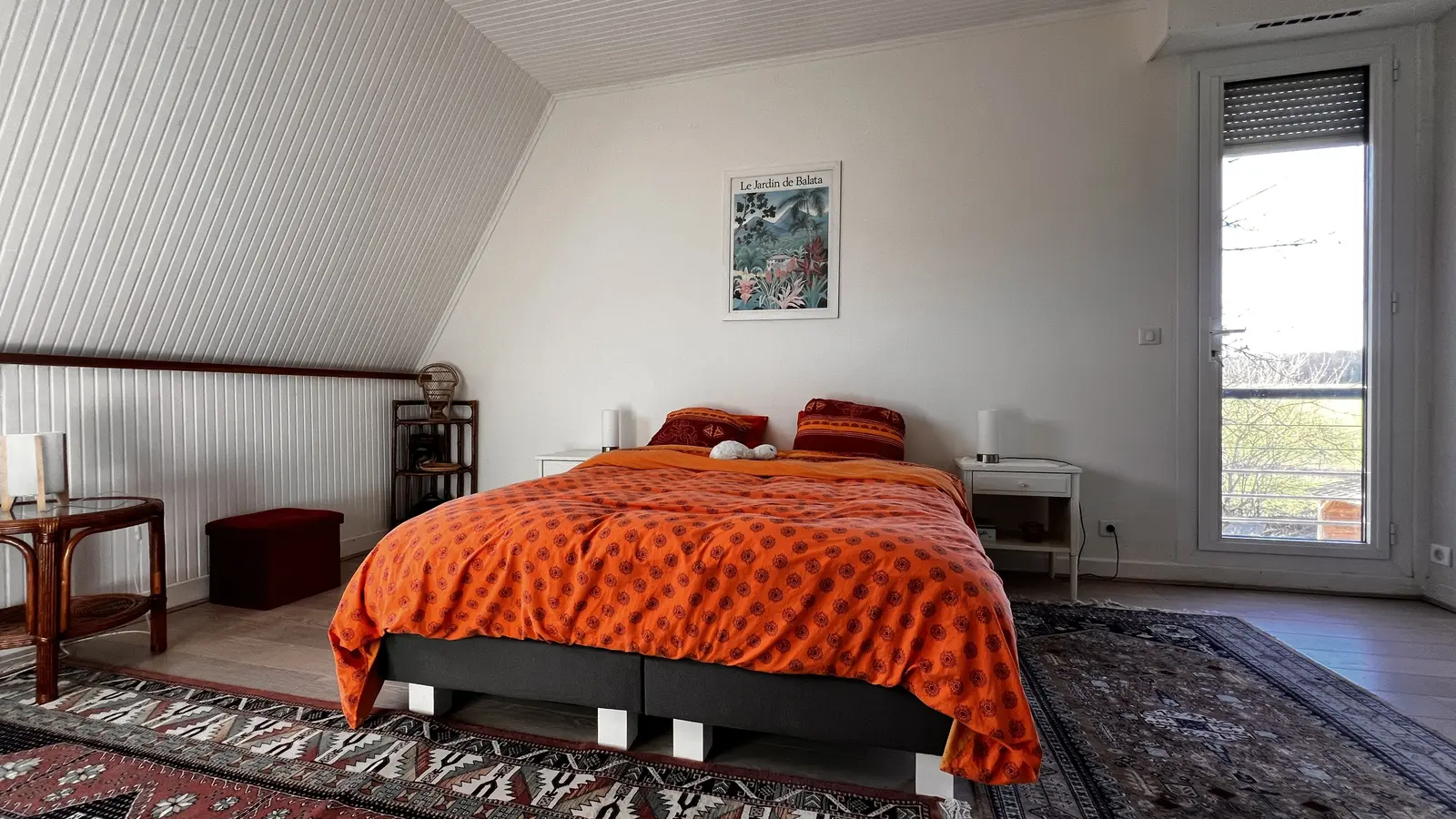Chambre lumineuse ouverte sur un balcon