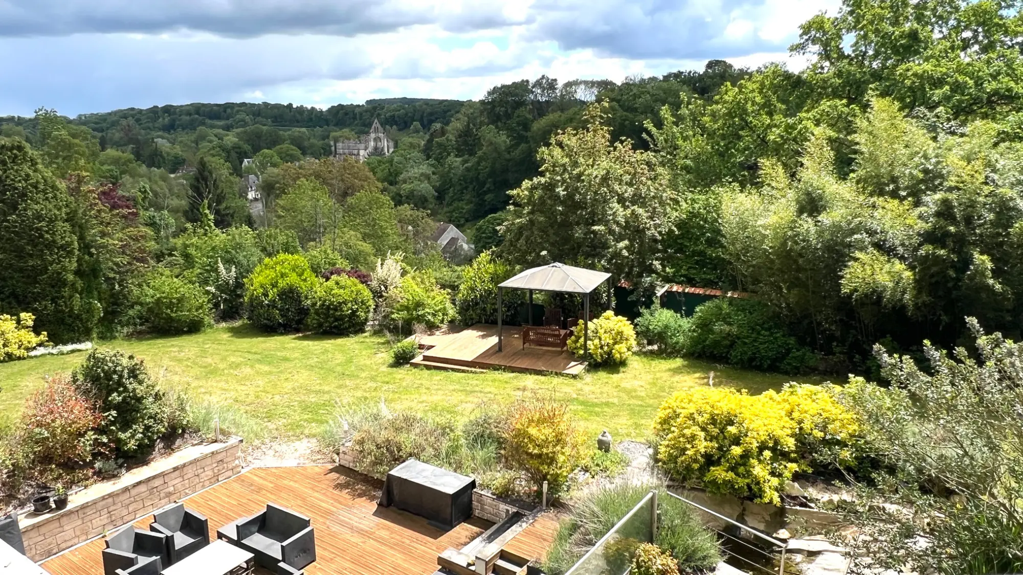 Vue panoramique vers le village et l’abbaye