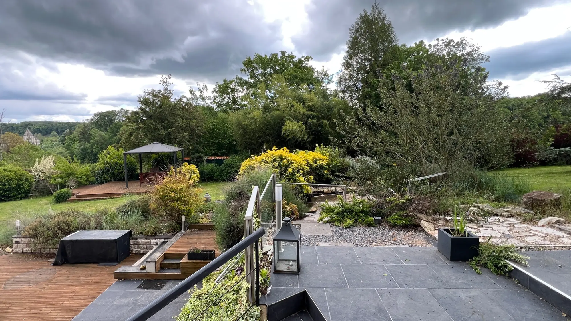 Terrasses de la propriété ouvertes sur le jardin