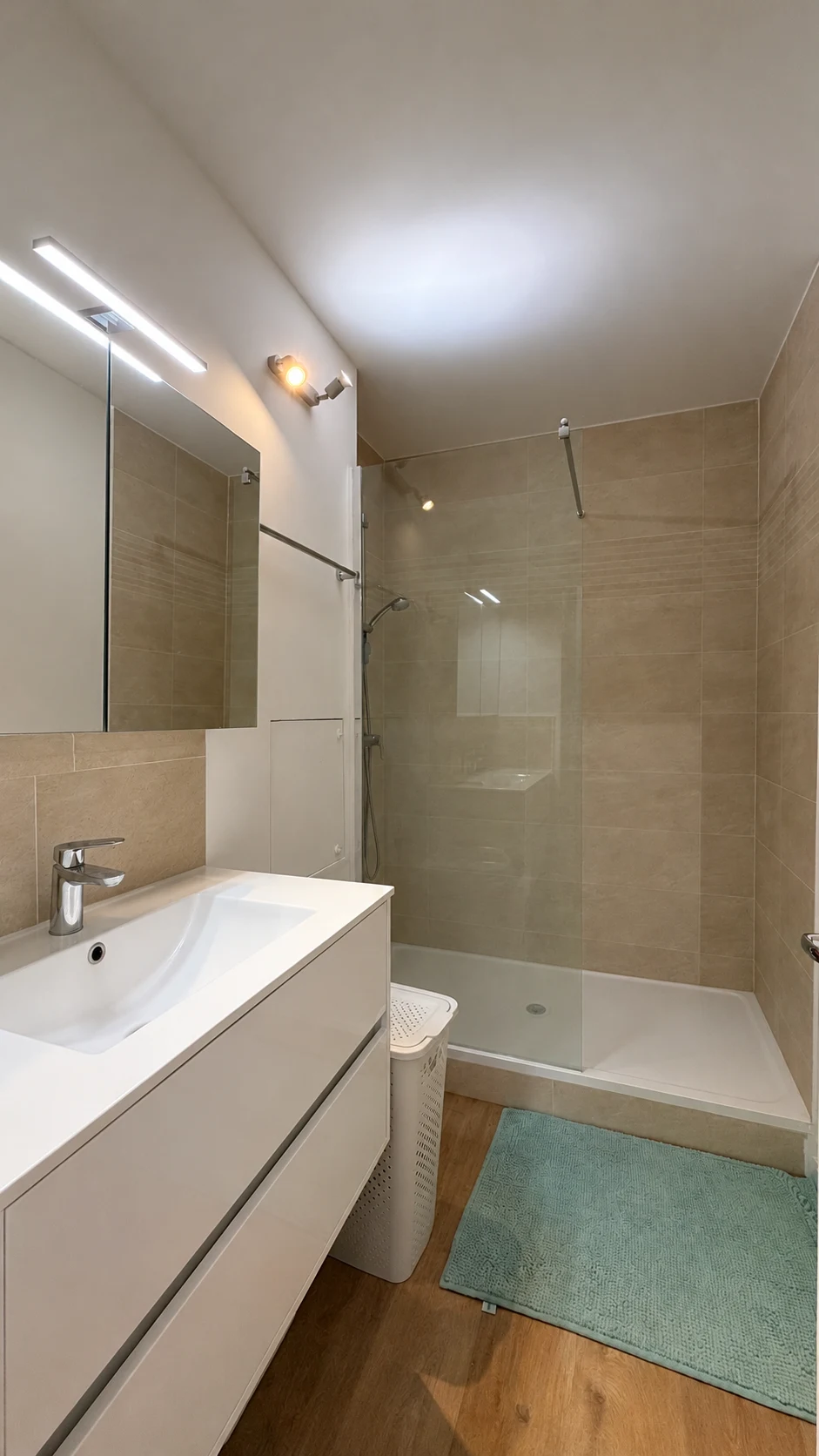 Salle d’eau avec douche et meuble vasque, photographie retouchée